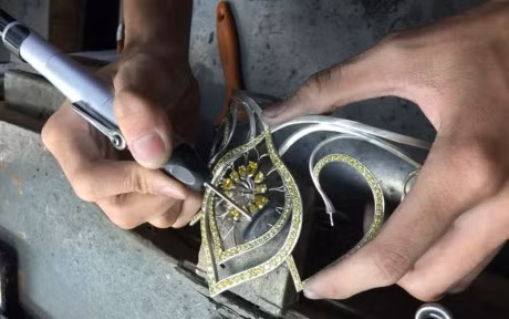 Đánh bóng, một công đoạn rất quan trọng trong chế tác nữ trang cũng được ứng dụng trong chế tác vương miện.