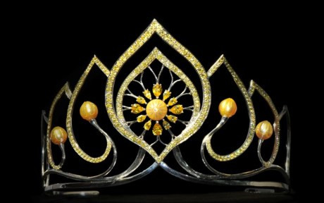 Không giống như những vương miện của các cuộc thi sắc đẹp khác nhằm tôn vinh vẻ đẹp của người Việt. Chiếc vương miện ngọc trai dành cho Hoa Khôi Doanh Nhân 2015 lại được thiết kế độc đáo mang thông điệp của sự uy quyền, hưng thịnh và may mắn.