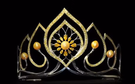 Không giống như những vương miện của các cuộc thi sắc đẹp khác nhằm tôn vinh vẻ đẹp của người Việt. Chiếc vương miện ngọc trai dành cho Hoa Khôi Doanh Nhân 2015 lại được thiết kế độc đáo mang thông điệp của sự uy quyền, hưng thịnh và may mắn.