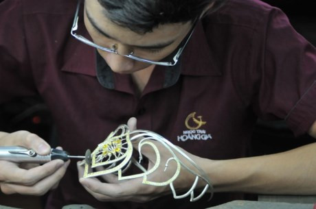 Hoa văn chính được chọn trong thiết kế vương miện được lấy ý tưởng từ các họa tiết hình xoáy ốc của cột La Mã cổ đại, tượng trưng cho sự phát triển không ngừng. Các đường nét thiết kế của vương miện uyển chuyển nhưng vững chắc và dứt khoát như chính bản thân các nữ Doanh nhân.