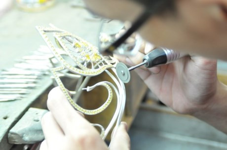 Vương miện của Hoa khôi Doanh nhân do thương hiệu Ngọc trai Hoàng gia thiết kế và chế tác. Đây là thương hiệu đã thiết kế và chế tác chiếc Vương miện Hoa hậu Việt Nam 2014 – Vương miện đầu tiên xác lập kỷ lục Quốc gia.