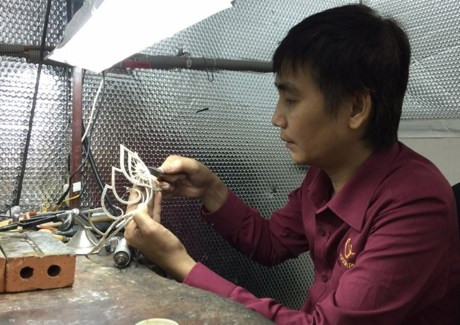 Nghệ nhân Phùng Tấn Quân, một thợ kim hoàn có tay nghề gần 20 năm kinh nghiệm tại Ngọc trai Hoàng gia trực tiếp tham gia vào công việc chế tác.
