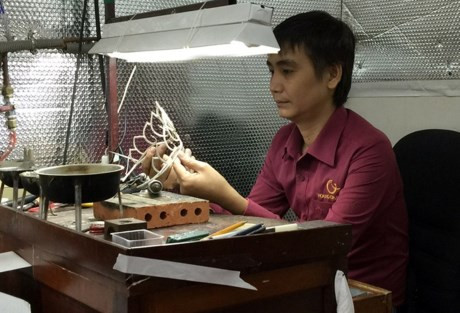 Với điểm nhấn là 5 viên ngọc trai South Sea ánh vàng kim rực rỡ, chế tác theo hoa văn độc quyền của Ngọc trai Hoàng Gia, mang đến vẻ đẹp của sự uy quyền, hưng thịnh và may mắn.