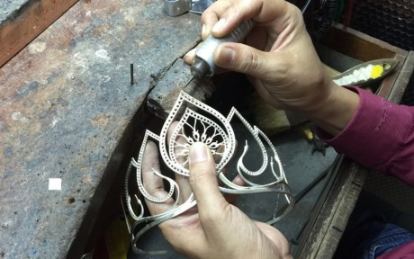 Vương miện được chế tác thủ công tinh xảo, mỗi chi tiết đều được chăm chút tỉ mỉ.