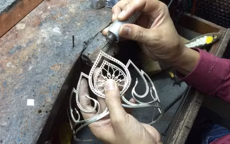 Vương miện được chế tác thủ công tinh xảo, mỗi chi tiết đều được chăm chút tỉ mỉ.