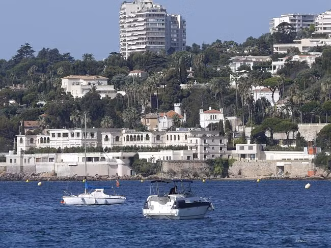 Trong chuyến nghỉ dưỡng xa hoa này, vua Salman đã nghỉ tại Chateau de l’Horizon, biệt thự được xây bằng đá kiên cố, trải dài hàng trăm mét dọc bãi biển French Rivera.