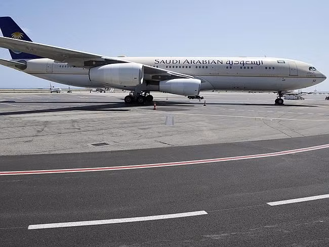 Vị vua cùng đoàn tùy tùng tới sân bay Nice bằng hai chuyên cơ riêng của hãng Saudi Arabian Airlines. Ông mang theo 1.000 người trong kỳ nghỉ dưỡng 3 tuần ở Pháp, huy động hơn 400 xe sang để vận chuyển người và thuê biệt thự nổi tiếng trên bãi biển để ở.