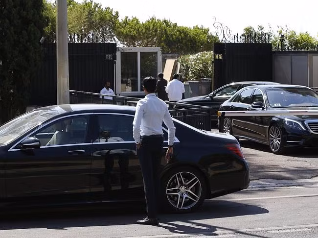 Hàng loạt siêu xe luôn túc trực trước cổng biệt thự của vị vua Ả Rập.