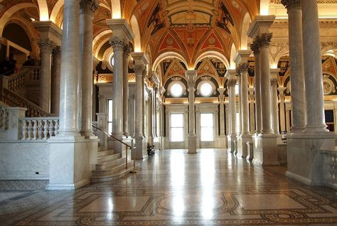 “Tất cả mọi thứ đều bằng vàng. Gương vàng, bàn ghế vàng, đèn mạ vàng thậm chí kệ mũ cũng bằng vàng”, một khách hàng ở Four Seasons cho biết.