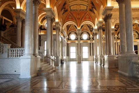 “Tất cả mọi thứ đều bằng vàng. Gương vàng, bàn ghế vàng, đèn mạ vàng thậm chí kệ mũ cũng bằng vàng”, một khách hàng ở Four Seasons cho biết.