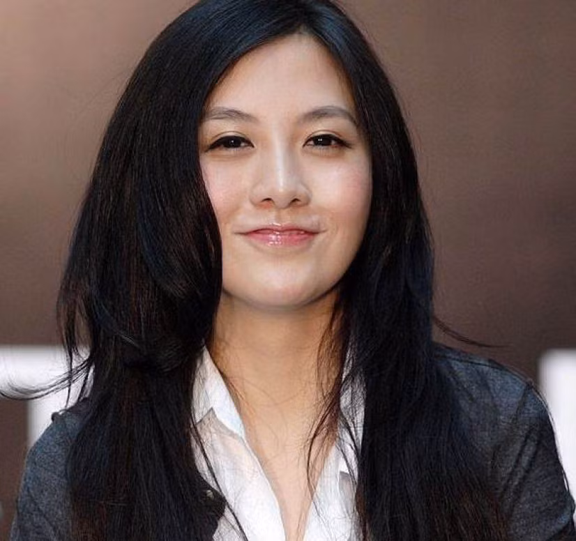 1. Perenna Kei, 24 tuổi, tài sản 1,3 tỷ USD: Perenna đang nắm giữ 85% trong tổng tài sản của Logan Holdings thông qua nhiều công ty trong Quần đảo Cayman và Guernsey và niềm tin gia đình. Logan là công ty kinh doanh các tài sản cao cấp ở Thâm Quyến (Trung Quốc). Nhờ một khối tài sản lớn như vậy mà cô đã trở thành nữ tỷ phú trẻ tuổi nhất thế giới, vượt qua người đồng sáng lập Facebook, Dustin Moskovitz.