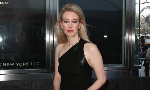 2. Elizabeth Holmes, 31 tuổi, tài sản 4,6 tỷ USD: Nữ tỷ phú trẻ nhất nước Mỹ này đã bỏ trường Đại học Stanford khi học năm thứ hai đại học. Cô thành lập Theranos - một công ty thử nghiệm máu với tiền vốn là khoản tiền mà cô đã dự định dùng cho việc học của mình. Sau hơn một thập kỷ cố gắng không mệt mỏi, Holmes gặt hái thành công khi Theranos đã trở thành một trong những cái tên "sừng sỏ" nhất làng công nghệ sinh học thế giới. Theranos có giá trị 9 tỷ USD và Holmes đang nắm giữ một nửa cổ phần công ty.