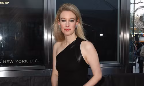 2. Elizabeth Holmes, 31 tuổi, tài sản 4,6 tỷ USD: Nữ tỷ phú trẻ nhất nước Mỹ này đã bỏ trường Đại học Stanford khi học năm thứ hai đại học. Cô thành lập Theranos - một công ty thử nghiệm máu với tiền vốn là khoản tiền mà cô đã dự định dùng cho việc học của mình. Sau hơn một thập kỷ cố gắng không mệt mỏi, Holmes gặt hái thành công khi Theranos đã trở thành một trong những cái tên "sừng sỏ" nhất làng công nghệ sinh học thế giới. Theranos có giá trị 9 tỷ USD và Holmes đang nắm giữ một nửa cổ phần công ty.