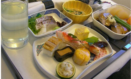 Thông thường, các món ăn phục vụ trên khoang phải được nếm thử ngay tại máy bay vì áp suất cabin có thể ảnh hưởng đến khẩu vị của hành khách. Khi máy bay cất cánh, độ ẩm xuống thấp gây ra hiện tượng khô mũi, vị giác theo đó cũng giảm 1/3 độ chuẩn xác khi nếm đồ ăn. Thậm chí, tiếng ồn của động cơ cũng khiến lưỡi bạn gần như không còn cảm nhận gì.