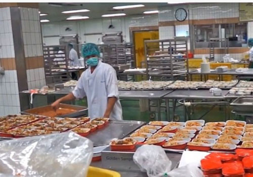 Nơi chế biến các khẩu phần ăn thường nằm ngay gần sân bay để thuận tiện cho việc vận chuyển. Hãng cung cấp dịch vụ trên máy bay LSG Sky Chefs còn có thể sản xuất tới 15.000 ổ bánh mì mỗi giờ hay 30.000 chiếc bánh sandwich một ngày.