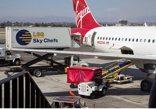 Thông thường, mỗi suất ăn phục vụ hành khách thường được sơ chế và chuẩn bị khoảng 10 tiếng trước khi được đưa lên máy bay. Chẳng hạn như gà được nấu chín đến 60% còn bít tết khoảng 30%. Những khâu làm chín thức ăn cuối cùng sẽ được hoàn thành trên đường vận chuyển ra đường băng. Trước khi đưa lên máy bay, các nhân viên hàng không phải bảo quản thức ăn trong một kho lạnh đặc biệt.