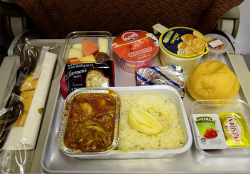 Nếu chuyến bay bị hoãn giữa lúc đang thực hiện khâu chuẩn bị, số thực phẩm phải được đưa vào bảo quản lạnh ngay. Cơ trưởng và phi công phụ không bao giờ ăn những phần giống nhau để phòng trừ trường hợp cả hai đều bị ngộ độc.