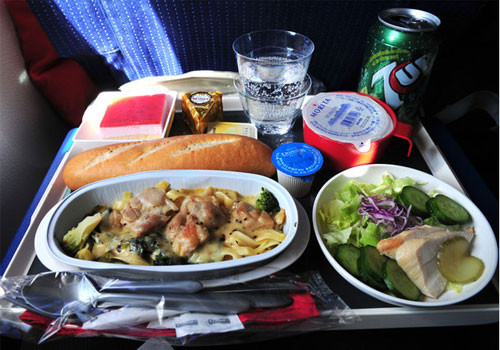 Những món hầm hoặc cà ri sẽ là lựa chọn tối ưu cho bạn. Lưu ý là đừng bao giờ gọi gà hay pasta vì dưới tác động của áp suất, chúng sẽ chẳng còn chút dinh dưỡng nào. Trong đó, mì sẽ luôn ngập nước còn thịt gà vừa cứng vừa khô.