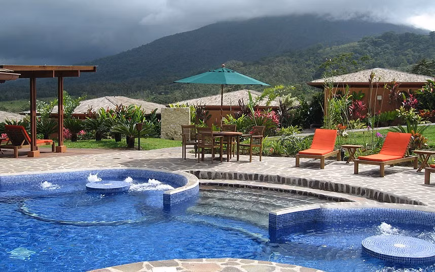 Khách sạn Nayara, Costa Rica. Khách sạn này nằm trong công viên quốc gia Arenal Volcano và được cho là một trong những khách sạn lãng mạn nhất thế giới. Đến đây, du khách không thể bỏ qua khu vực spa hiện đại.