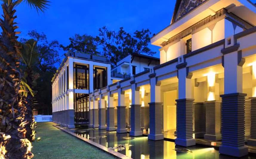 Khách sạn Shinta Mani Club Siem Reap, Campuchia. Khách sạn này gồm có 39 phòng và được thiết kế lấy cảm hứng từ di tích Angkor Wat.