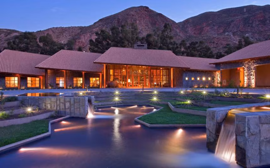 Tambo del Inka, Peru. Khách sạn này có riêng một đường tàu riêng. Du khách có thể hít thở không khí trong lành của khu vực bờ sông cùng với những dịch vụ nghỉ dưỡng và spa xa xỉ tại đây.