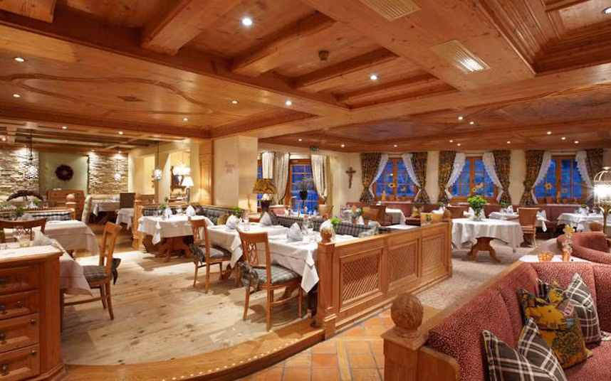 Khách sạn Alpin Spa Tuxerhof, Áo. Nằm trên thung lũng Tux với độ cao 1.800m so với mực nước biển, khách sạn Alpin Tuxerhof mang đến không khí ấm cúng, sự thân thiện và cả những chương trình giải trí đặc biệt.