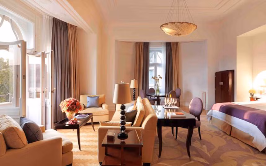 Khách sạn Four Seasons Gresham, Budapest, Hungary. Khách sạn kiểu lâu đài này cung cấp tầm nhìn tuyệt đẹp xuống dòng sông Đa Nuýp nổi tiếng và vùng đồi Dabu.