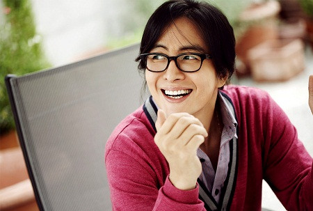 Nam diễn viên Bae Yong Joon khiến nhiều người phải ghen tị về độ giàu có và thành công khi anh nắm trong tay công ty giải trí đang ăn nên làm ra Keyeast với hơn 30 diễn viên ca sĩ nổi tiếng như “trai đẹp ngoài hành tinh” Kim Soo Hyun, ca sĩ diễn viên Kim Hyun Joong, người đẹp Jung Reo Won…
