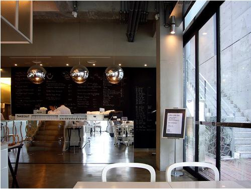 Smart Kitchen mở từ năm 2005 phục vụ đồ ăn châu Âu; Phòng trà Tea Loft mang đặc phong cách truyền thống Hàn Quốc đặt tại trung tâm buôn bán Lotte Department Store, Seoul và cửa hàng dành cho người ăn kiêng mang tên Gorilla In the Kitchen ở khu Gangnam, Seoul. Trong ảnh là không gian bên trong nhà hàng Gorilla In the Kitchen.