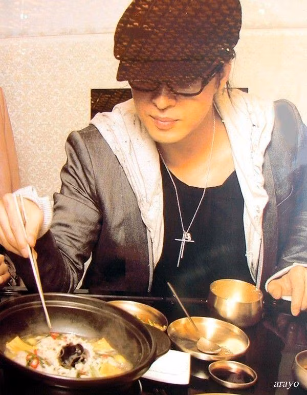 Ngoài các nhà hàng trong nước, Bae Yong Joon từng mở nhà hàng ẩm thực Hàn Quốc ở Nhật Bản, trong đó có món đặc sản kim chi. Chỉ trong một năm, thu nhập từ nhà hàng này mang lại cho Bae Yong Joon số tiền 9,2 tỉ won (181 tỷ đồng).