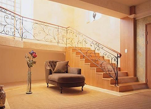 Biệt thự của Bae Yong Joon được xây với lối kiến trúc của một lâu đài. Tường bao ngoài tòa nhà vừa cao, vừa kiên cố. Thậm chí, căn nhà còn được ví với một cái "lô cốt". Giá trị hiện nay của căn biệt thự ước tính vào khoảng 9,5 tỷ won (khoảng 190 tỷ đồng).