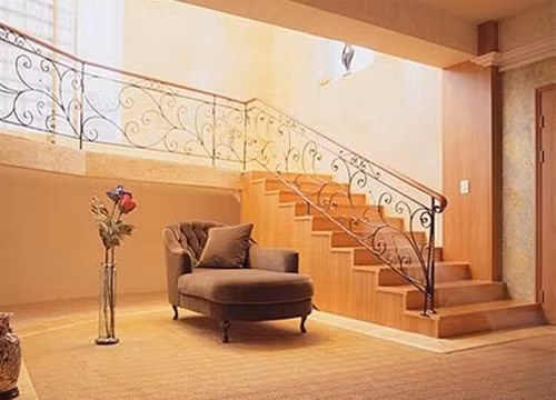 Biệt thự của Bae Yong Joon được xây với lối kiến trúc của một lâu đài. Tường bao ngoài tòa nhà vừa cao, vừa kiên cố. Thậm chí, căn nhà còn được ví với một cái "lô cốt". Giá trị hiện nay của căn biệt thự ước tính vào khoảng 9,5 tỷ won (khoảng 190 tỷ đồng).