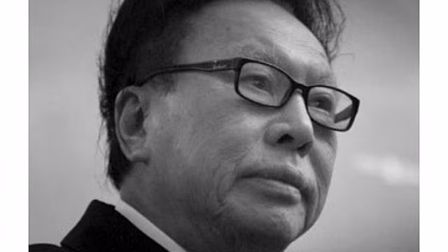 Ty phu hien tai san lam tu thien, khong cho con dong nao