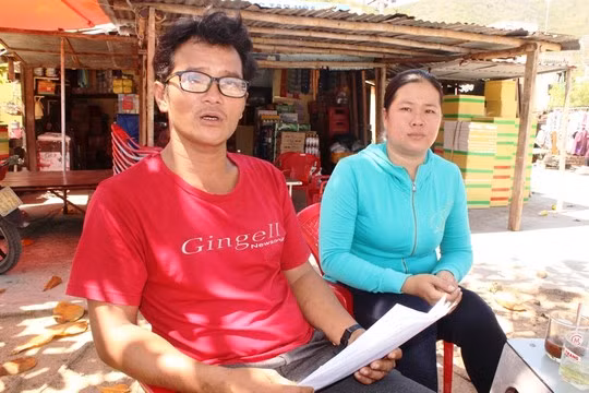 Vợ chồng ông Thạch kể lại sự việc tàu nước ngoài tông chìm tàu mình.