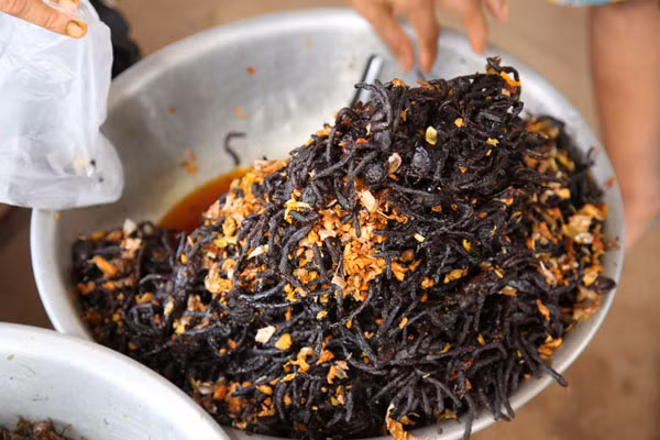  Khu chợ côn trùng ở Campuchia: Chợ côn trùng nằm tại thị trấn Skun thuộc tỉnh Kamphong Cham, cách thủ đô Phnom Penh khoảng 70 km, cũng chính là một địa điểm dừng chân của tuyến đường từ Phnom Penh đi Siem Riep, chợ côn trùng còn được gọi là chợ Skun của dân Campuchia.