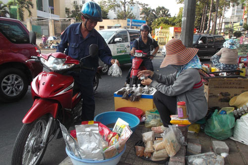 Chợ côn trùng giữa lòng Sài Gòn: Nằm bên hông Thuận Kiều Plaza (quận 5, TP HCM), từ mờ sáng, xung quanh “chợ côn trùng” đã rộn rã tiếng kẻ mua người bán.