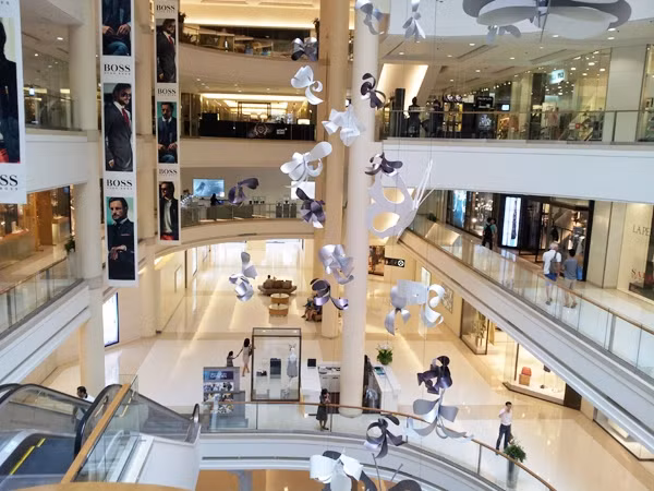 Gaysorn Center có khá nhiều cửa hàng kinh doanh các thương hiệu nổi tiếng thế giới, thu hút du khách mua sắm.