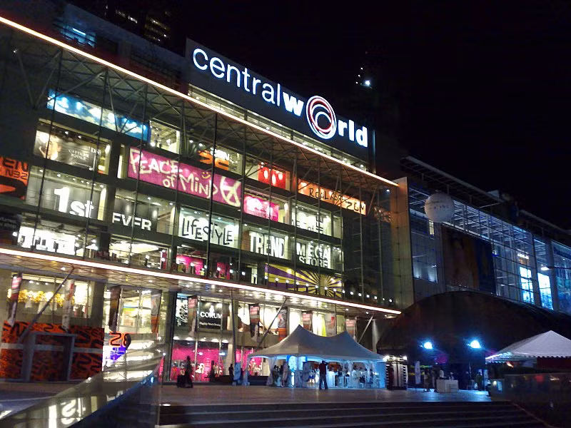 Central World là một trong những trung tâm mua sắm lớn nhất ở Thái Lan với vị trí trắc địa tại trung tâm Thái Lan.