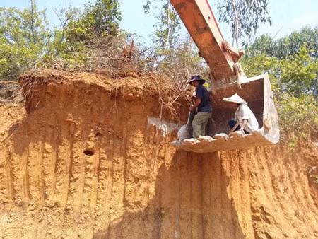 400 ngoi mo o Da Nang bi muc nham dem di ban
