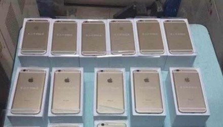Chơi trội tặng iPhone 6 cho toàn bộ bạn học: Đúng 1 tuần trước khi iPhone 6 được bán tại Trung Quốc, tỷ phú Qian Feng Lei đã tặng cho tất cả bạn học mỗi người một chiếc điện thoại siêu "hot" này. Toàn bộ những chiếc iPhone 6 được vị tỷ phú tặng cho tất cả bạn học cũ có khắc dòng chữ “Thế hệ 1992, trường trung học Maoshan”. Đây là năm ông và bạn bè tốt nghiệp tại trường học trên.