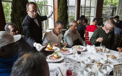 Tháng 6/2014, triệu phú Trung Quốc Chen Guangbiao đã gây sốc khi mua hẳn một trang quảng cáo song ngữ trên tờ New York Times để in lời mời những người Mỹ có hoàn cảnh nghèo khó tới nhận bữa trưa miễn phí và tiền mặt do ông Chen tài trợ. Bữa tiệc kết thúc trong hỗn loạn vì những người đến dự không nhận được 300 USD như được hứa.