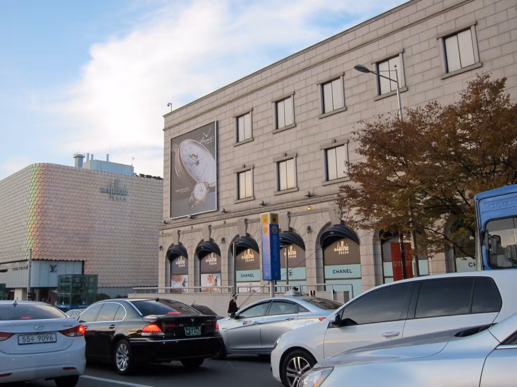 Tại khu nhà giàu này, bạn có thể bắt gặp những chiếc “xế xịn” trên đường phố, hai bên hè là rất nhiều cửa hàng đồ ngoại nhập.