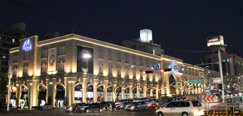 Tại khu Apgujeong-dong, người ta dễ dàng có thể bắt gặp ngôi sao điện ảnh hay tận mắt chứng kiến những địa điểm nổi tiếng như quán cà phê, con phố, trung tâm mua sắm... từng xuất hiện trong các bộ phim Hàn Quốc đình đám.