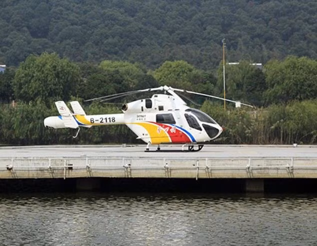 Ngôi làng giàu có bậc nhất Trung Quốc này hiện thu hút rất nhiều du khách thập phương tới tham quan. Thậm chí, du khách muốn tham quan ngôi làng một cách nhanh chóng thì có thể sử dụng dịch vụ trực thăng của Hãng hàng không Tongyong.