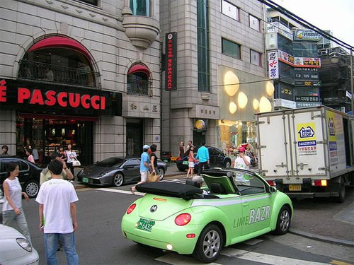 Khu Apgujeong-dong nằm ở phía nam của sông Hàn nổi tiếng với sự sang trọng, hào nhoáng. Nhiều gia đình giàu có bậc nhất Hàn Quốc, nhất là những tỷ phú mới nổi, ngôi sao nổi tiếng xứ Kim chi đều có nhà ở đây.