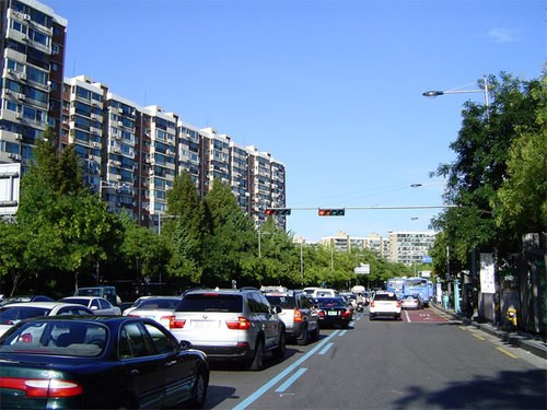 Ngoài ra, bạn có thể chiêm ngưỡng những trung tâm giải trí sầm uất nhất cũng như thẩm mỹ viện lừng danh xứ Hàn. Nơi đây cũng là địa điểm đặt trụ sở của các hãng giải trí hàng đầu Hàn Quốc như: S.M. Entertainment and JYP Entertainment.