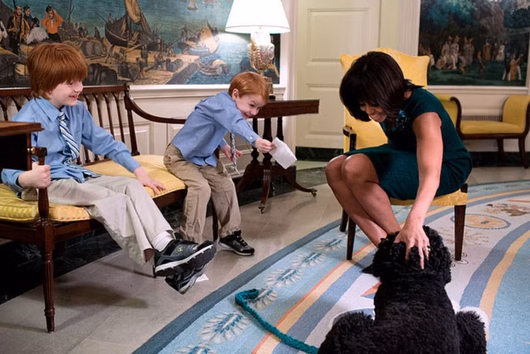 Đệ nhất phu nhân Michelle Obama vuốt ve cún cưng tên Bo.