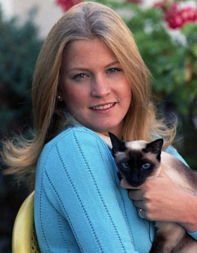 Con gái của Tổng thống Gerald Ford ôm mèo cưng tại Nhà Trắng.