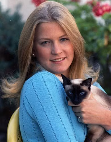 Con gái của Tổng thống Gerald Ford ôm mèo cưng tại Nhà Trắng.
