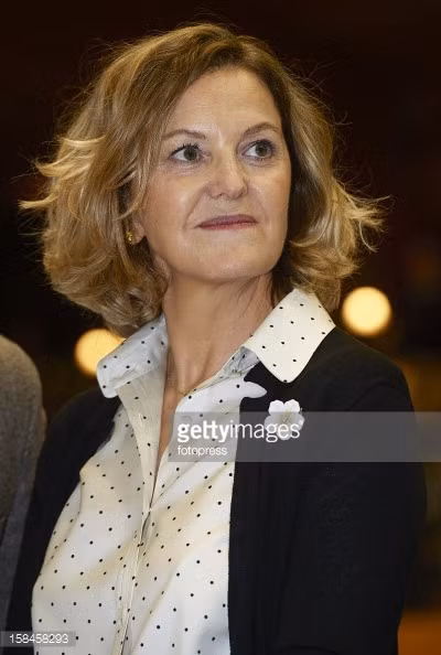 Người vợ tỷ phú thế giới dù không còn trẻ nhưng có phong cách thời trang khá thanh lịch, trẻ trung.